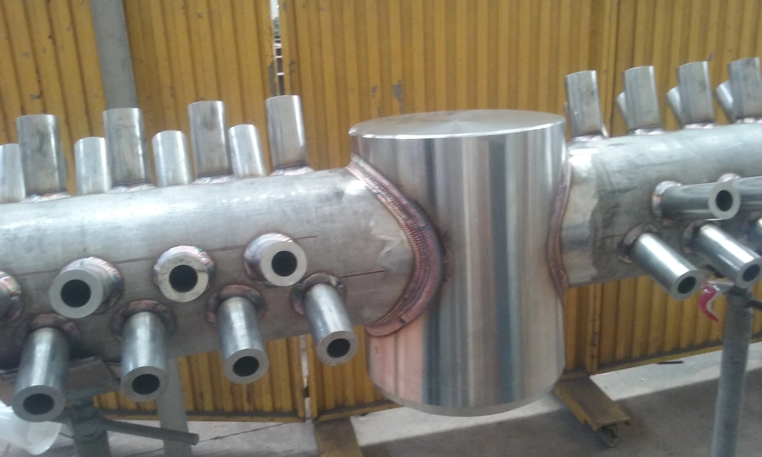 Cono metálico suspendido por puente grúa durante montaje