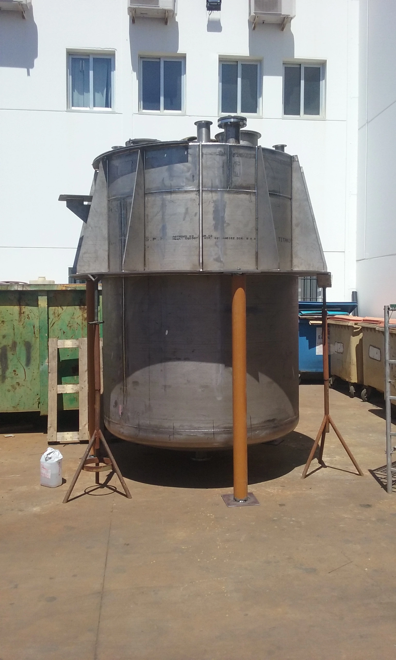 Gran cono metálico fabricado en Faysol